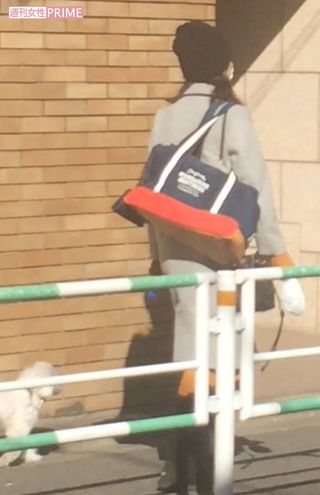 顔をほぼ隠していたが、周囲の人とは違うオーラを出して愛犬“みゅー”と歩いていた