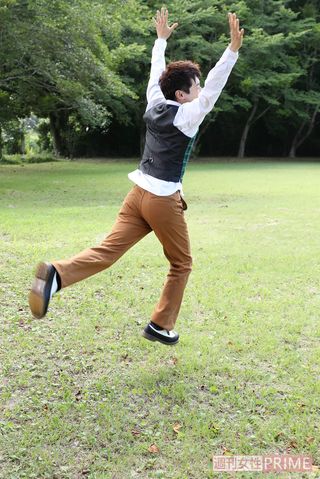 「やった～!　終わった～!」と喜びもつかの間、スタジオに移動して撮影はまだまだ続くのでした……。　撮影／齋藤周造