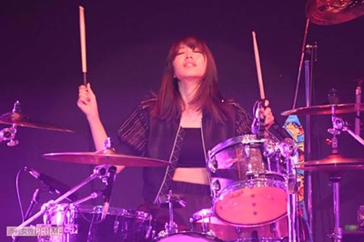 ロックフェスで熱演するSILENTSIRENドラマー梅村妃奈子（2017年2月）