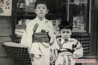 幼き日の江蔵さん（左）と弟。性格は異なり、弟が父から殴られることはなかったという