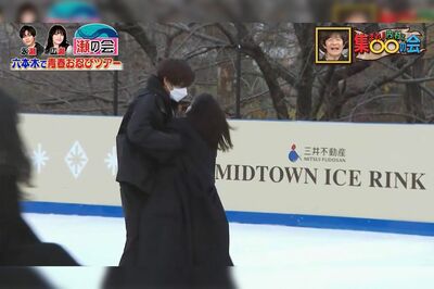 スケート場でうまく滑れず、転びそうになる広瀬を抱きとめる永瀬