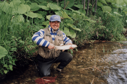 北海道・釧路川の支流でアメマスをフライフィッシングで。「江戸時代の川や海で、魚を釣ってみたい」と、小説『大江戸釣客伝』のあとがきに書くほどの釣り好き