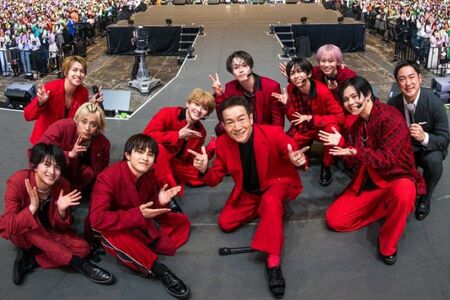 『超特急』のメンバーと一緒に赤のセットアップでイベントに臨んだ田原俊彦（『VS.超特急』公式SNSより）