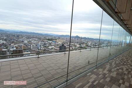 ドラマ『VIVANT』（TBS系）14話のロケ地で使用された岐阜県庁の20階の展望ロビー　撮影／編集部