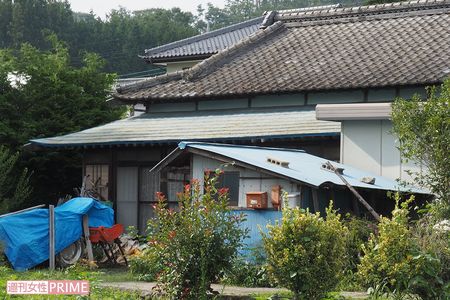 現場となった自宅。家の前にある田んぼも手つかずのまま荒れていた