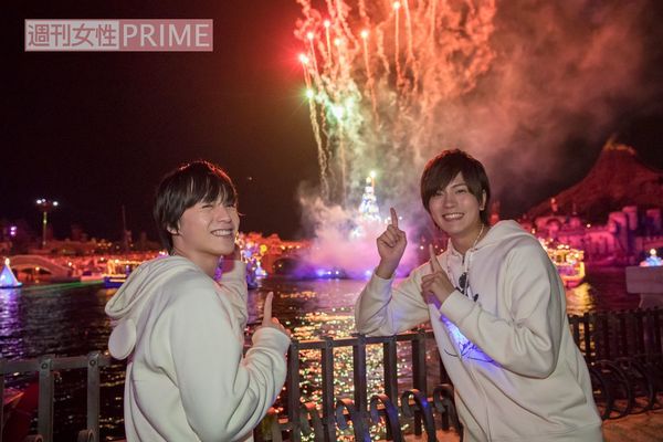 みんなの心がひとつになったとき、レーザーが輝き、まばゆいパイロが打ち上がる！「水面に光が映って、ひとつの光が何倍もきれいに見えるよ」（横田）　撮影／廣瀬靖士　(c)Disney