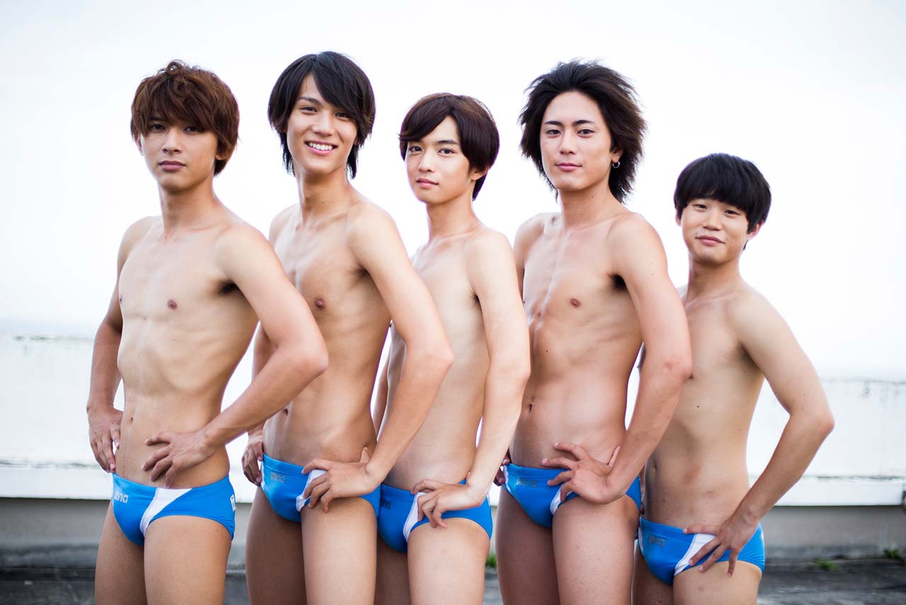 2014年フジテレビ系ドラマ『水球ヤンキース』ロケでの間宮祥太朗（右から2番目）