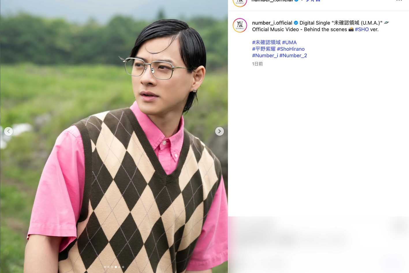 『未確認領域(U.M.A.)』MVビハインドシーンの平野紫耀。7:3分けに銀縁眼鏡の姿と、若々しいスタイルにキメ顔姿のギャップが話題に（Number_i公式インスタグラムより）