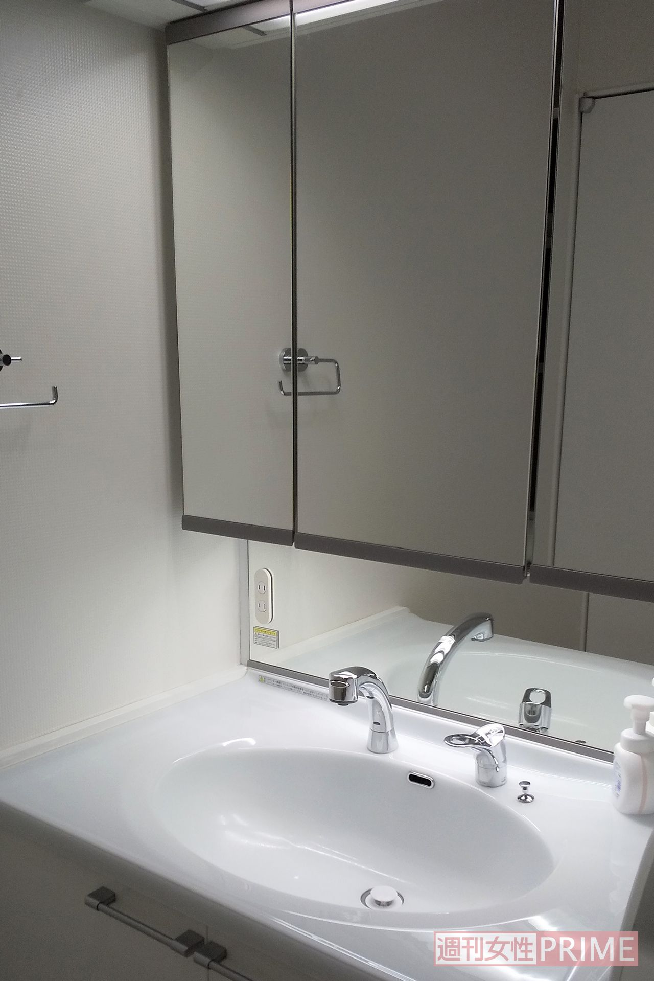 鏡の裏側には、洗面台で使うものだけを収納。洗面台にはハンドソープのみ