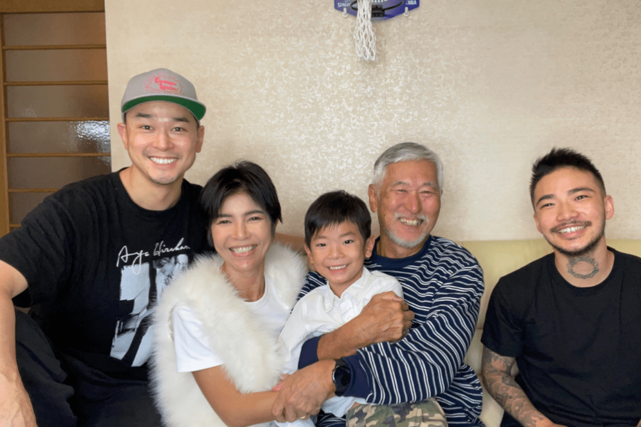 父の新しい家族と。母違いの弟とは33歳、年が離れている