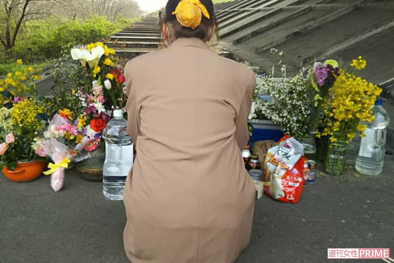判決が出た渡邉さんの命日に、河渡橋下の献花台に手を合わせ報告するアイさん
