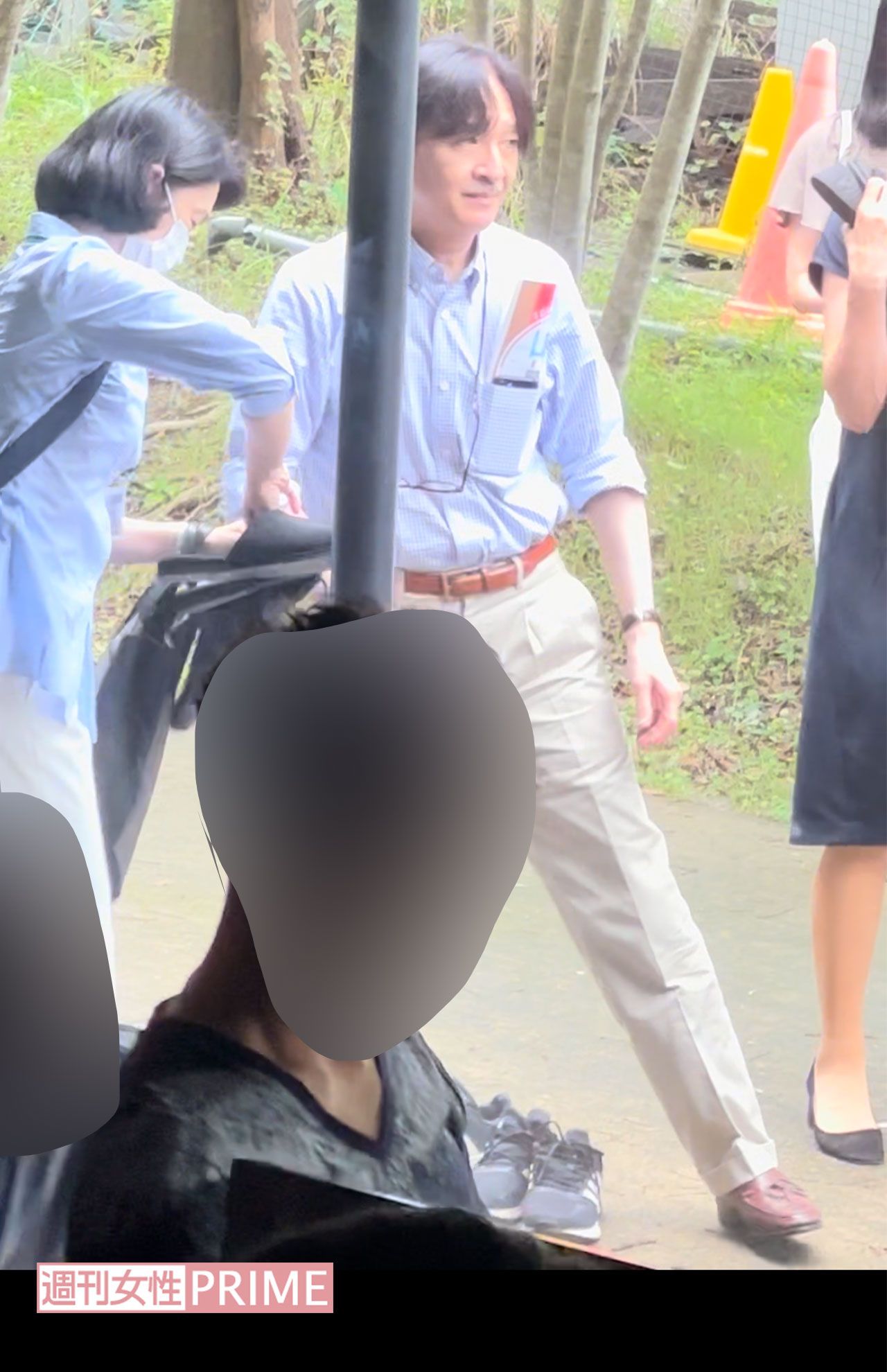 悠仁さまのクラス合唱をご覧になり、講堂を後にされる秋篠宮ご夫妻。紀子さまの手にはスリッパが（来場者提供）