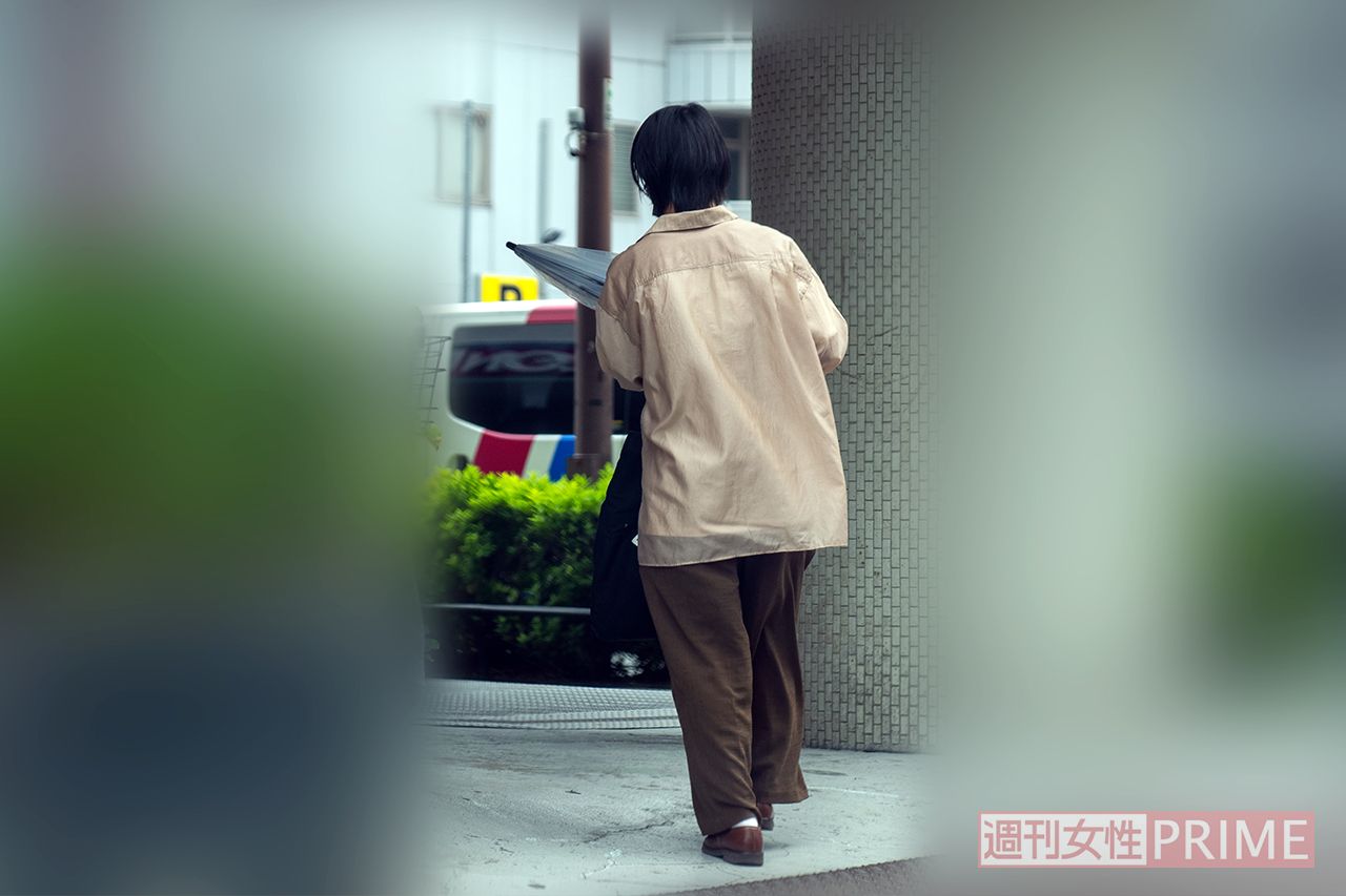 自宅マンションから駅へと向かう加納