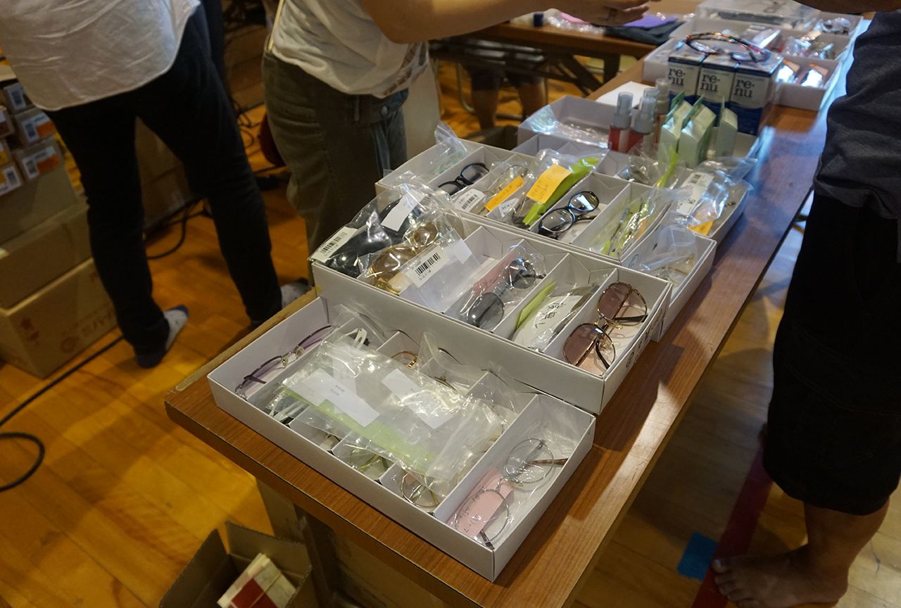 ボランティアが無償で提供を受けたメガネを被災者に渡していた