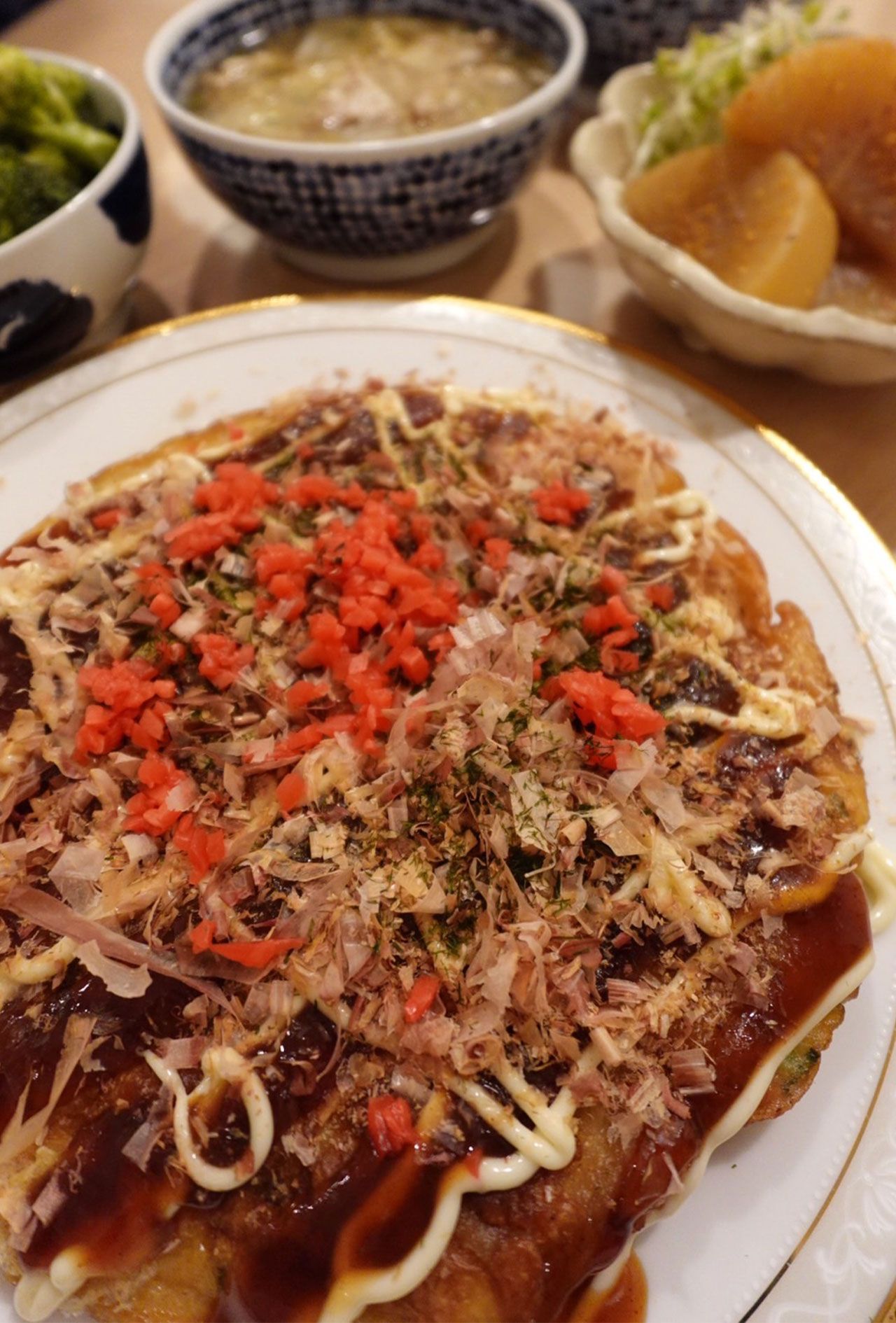 野菜たっぷりのお好み焼き!寒いからとろみのあるスープもそえて