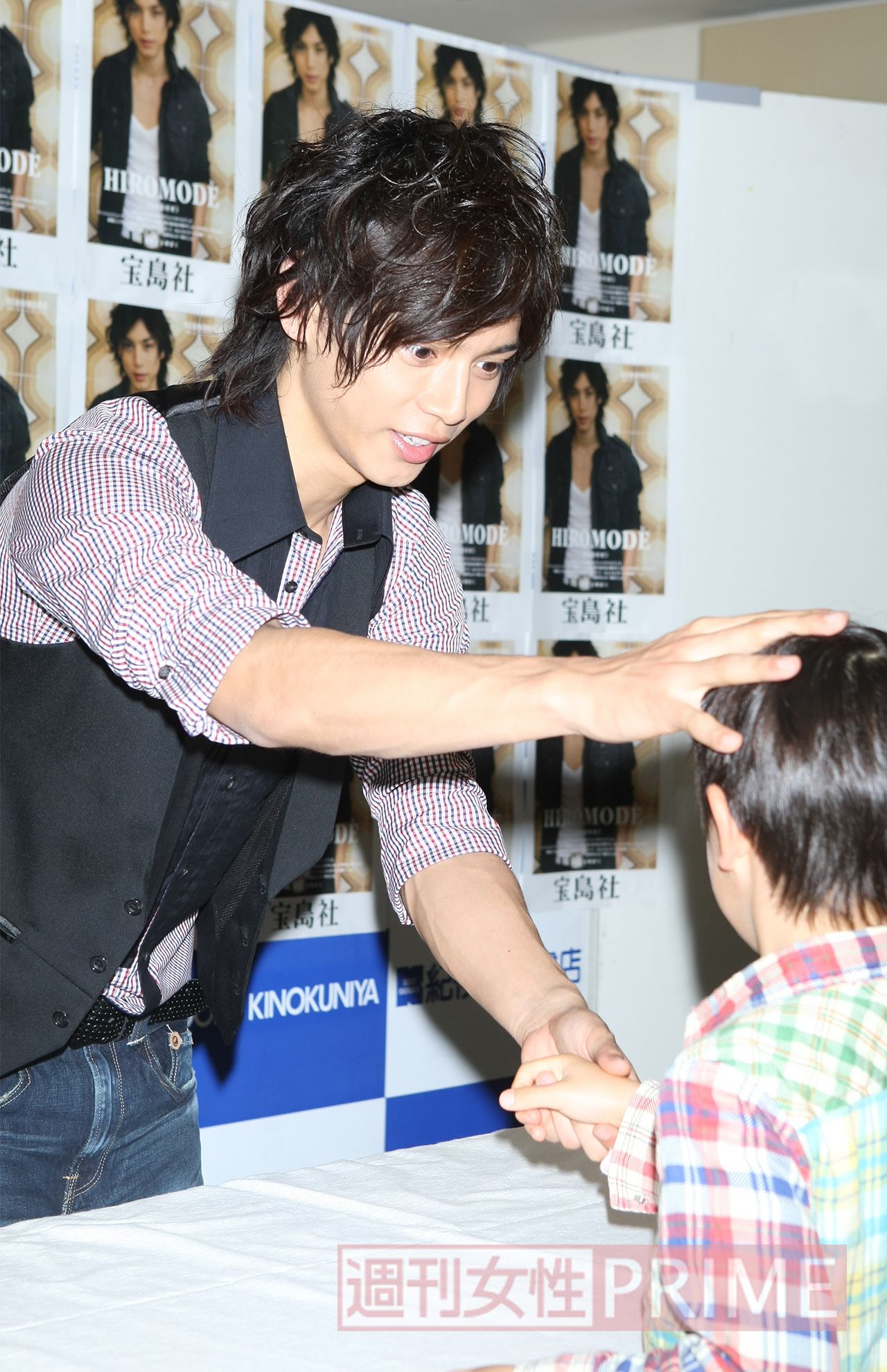 ’08年12月、写真集発売記念イベントにて。仮面ライダー効果か子供のファンも多かった