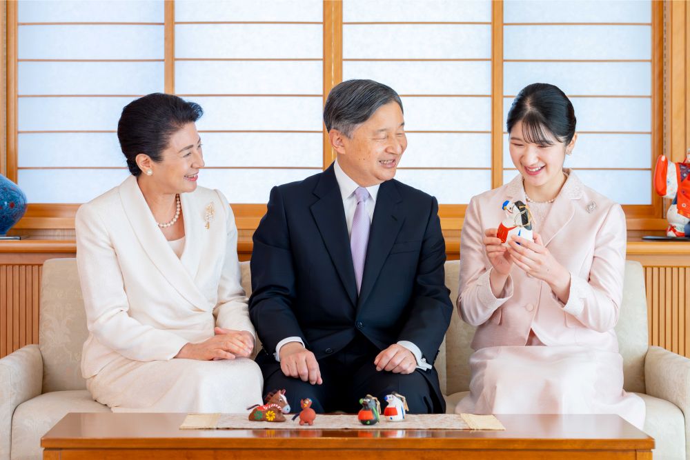 2026年、新年を迎えて。干支にちなんだ“午”の工芸品とともに（宮内庁提供）