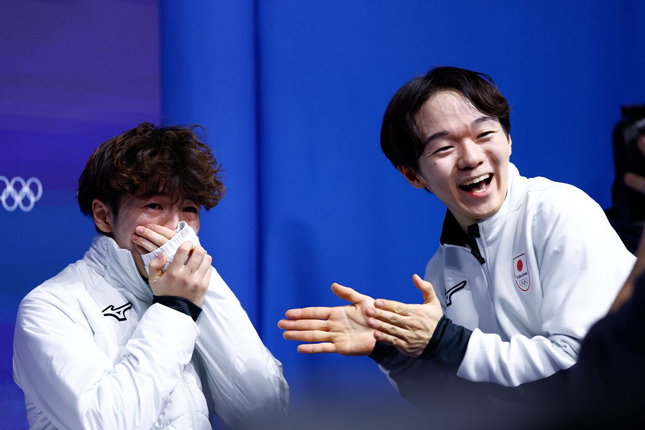 銅メダルが決まり感極まる佐藤駿選手と本人以上に喜ぶ鍵山優真選手（撮影／JMPA）