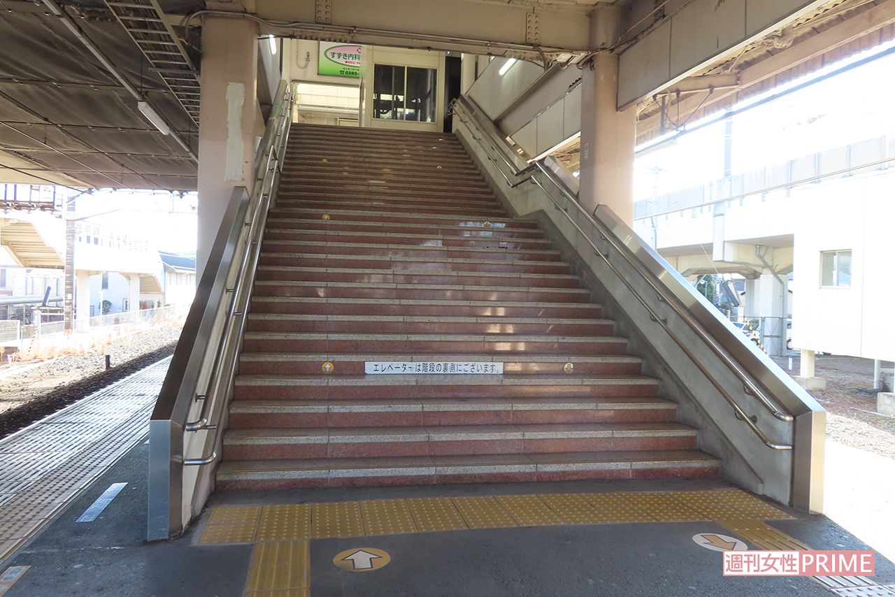 自治医大駅ホームの階段を利用して逃走した宮本一馬容疑者