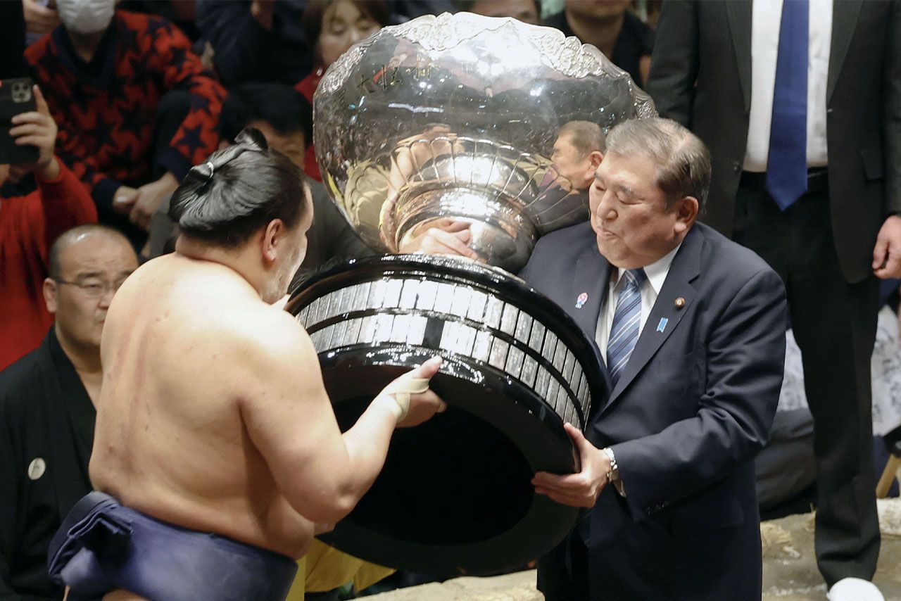 前任者の石破茂前首相も出席した表彰式。“ガラスの天井”ならぬ“相撲界の伝統”に高市早苗首相は立ち向かう?