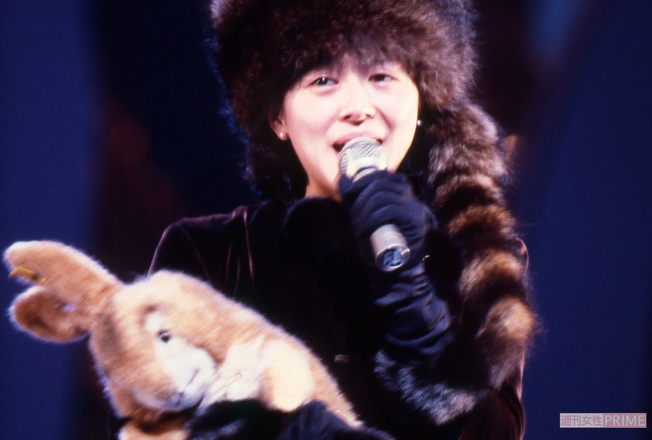 ぬいぐるみを抱いて歌うキョンキョン