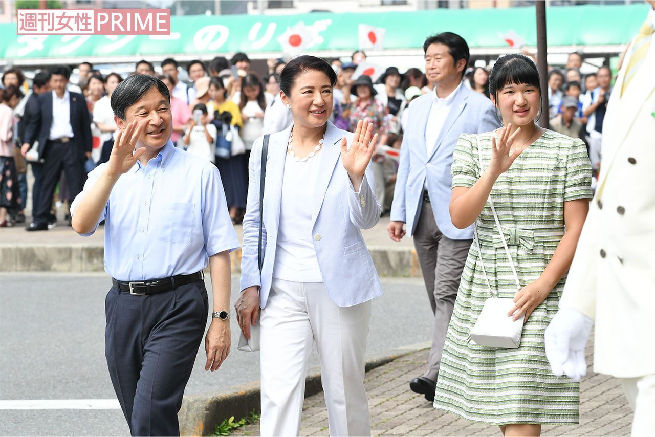 那須御用邸で静養するためJR那須塩原駅に到着したご一家は集まった市民らと40分近くご交流を。令和元（2019）年8月