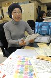 読者からの手紙を読む三輪晴美記者=2009年、毎日新聞東京本社で(撮影=平田明浩)