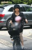 2015年6月、自転車で娘をプレスクールに送る福田萌