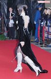 東京国際映画祭のオープニングイベントに登場した橋本愛。背面にも美しい装飾が