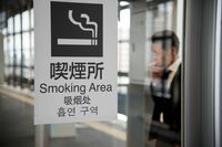 公務員の場合は年間15億円の税金の無駄に！煙者の「タバコ休憩」に不満の声