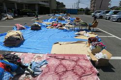 夜間に揺れが頻発し、室内を避け大勢が屋外で寝た（山村さん撮影）