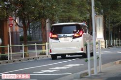 送迎車に乗って仕事へ行く二宮