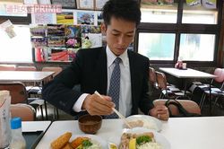 スーツでキメて、主人公になりきる観光客の姿も!