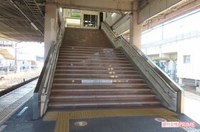 自治医大駅ホームの階段を利用して逃走した宮本一馬容疑者