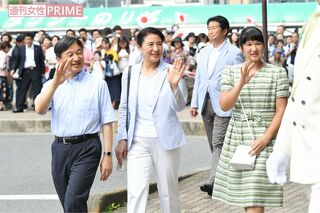 那須御用邸で静養するためJR那須塩原駅に到着したご一家は集まった市民らと40分近くご交流を。令和元（2019）年8月