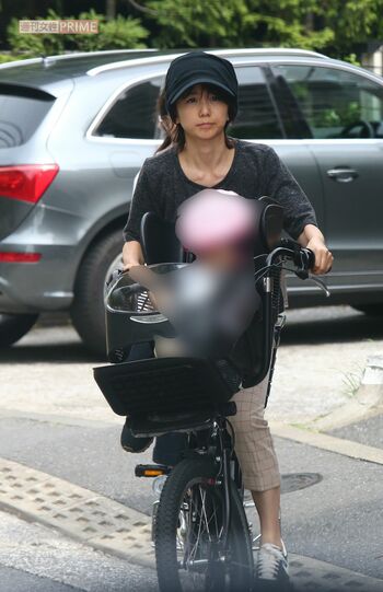 2015年6月、自転車で娘をプレスクールに送る中田敦彦の妻・福田萌