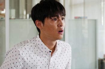 “ともるん”こと野津田燈のシャツに注目　(c)NHK