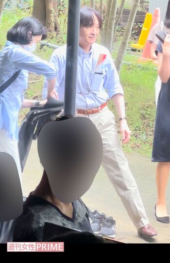 悠仁さまのクラス合唱をご覧になり、講堂を後にされる秋篠宮ご夫妻。紀子さまの手にはスリッパが（来場者提供）