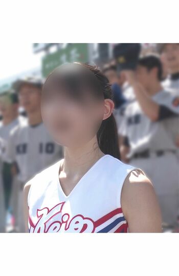 慶応のアルプススタンドには系列校の慶応女子がチアとして参加（編集部で一部加工、SNSより）