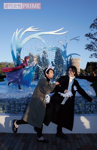 「ほら祥平、つかまって！」（高崎くん）「きゃー怖いぃ〜。……って、なんで？」（橋本くん）撮影／伊藤和幸　(c)DISNEY/PIXAR