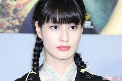 橋本愛、黒髪ボブから一転“ロリータ”ファッション披露で「ちょっと違和感」「美人顔だから似合ってない」…