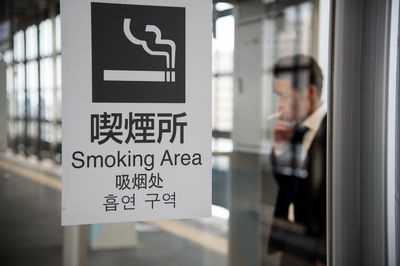 公務員の場合は年間15億円の税金の無駄に！煙者の「タバコ休憩」に不満の声