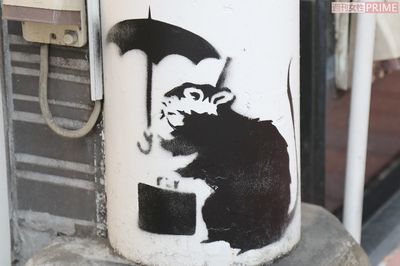 “芸術テロリスト”がついに日本上陸か!?　覆面アーティスト・バンクシーの“落書き”