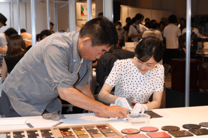 万博会場内で、伝統工芸の津軽塗の研ぎ出しを体験をした佳子さま（2025年８月23日）