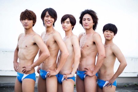 2014年フジテレビ系ドラマ『水球ヤンキース』ロケでの間宮祥太朗（右から2番目）