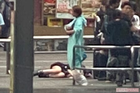 奥で寝ている少女。この後、爆竹で起こされる