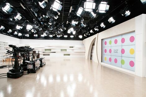 30周年『ショップチャンネル』日本で初めて「ダイソン」紹介、“眠らないスタジオ”の裏側と「台本がない」からこその“伝説ハプニング”