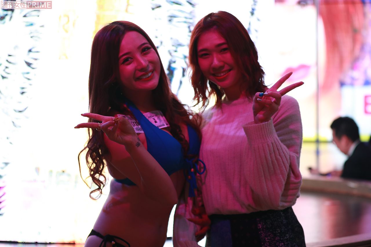 ツーショットを撮るティファニーさん 撮影／森田晃博