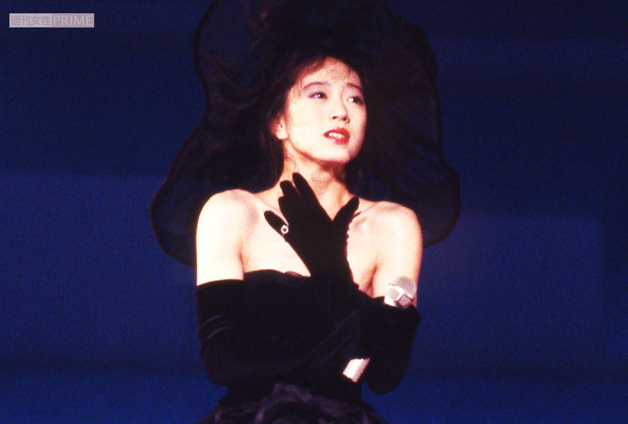 妖艶な雰囲気をまとってステージに立つ中森明菜（'87年）