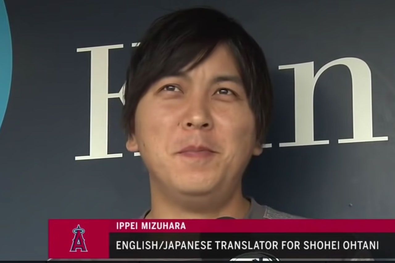 現地メディアにインタビューを受ける水原一平（『Bally Sports West』公式ユーチューブチャンネルより）